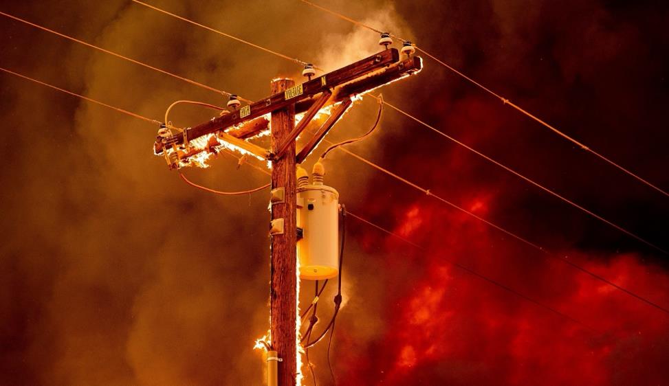 Fiamme elettriche Nella foto di Noah Berger, un palo dell’elettricità brucia durante uno dei molti incendi della West Coast degli Stati Uniti (Doyle, California)