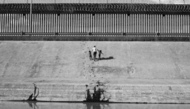 In fuga dalla povertà Il documentarista italiano Nicolò Filippo Rosso ritrae una donna in fuga con due bambini sulle rive del Rio Bravo. La foto, che compone il reportage Exodus, vincitore del World Report Award 2021, mette in luce il fenomeno della migrazione di massa nell’America Latina.