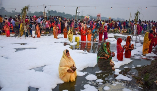 India, bagno sacro nella schiuma tossica Il fotografo Manish Rajput ritrae alcuni fedeli immersi nelle acque inquinate del fiume Yamuna