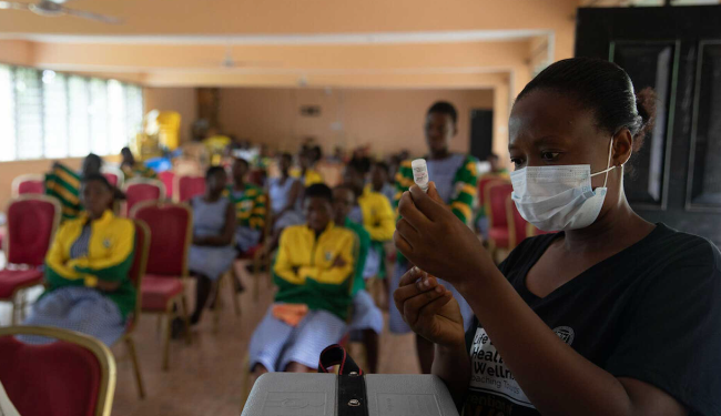 Covid-19: per fermare la pandemia è necessario vaccinare i Paesi poveri. Ma la strategia globale per un accesso equo alle cure è fallita Si rischiano nuove varianti in tutto il Mondo