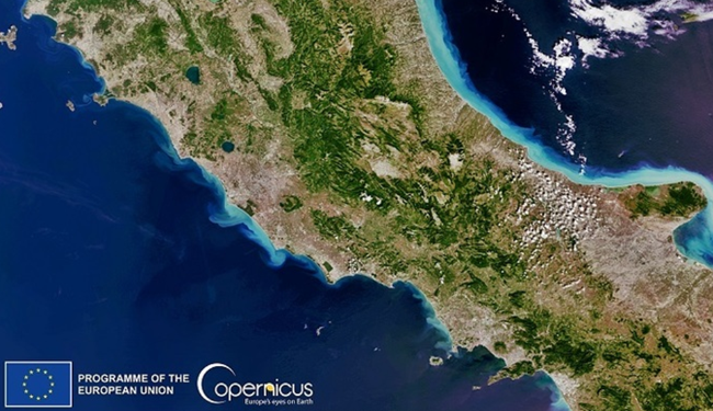 Alluvioni: il Belpaese si scioglie La fascia azzurro chiaro e beige lungo le coste è dovuta ai sedimenti delle alluvioni nelle Marche e centro Italia, trasportati in Adriatico dalle correnti. Immagine del 18 settembre dal satellite Sentinel-3