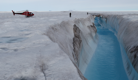 COP27, temperature e scioglimento dei ghiacci maggiori del previsto Si scioglie la Groenlandia. Impossibile contenere l’aumento delle temperature sotto un grado e mezzo. Nel nord est del Paese, il ghiacciaio Zachariae Isstrøm diventa un fiume d’acqua