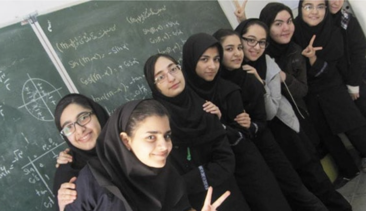 Iran, centinaia di studentesse avvelenate Come in Afghanistan l’obiettivo è bloccare l’istruzione femminile